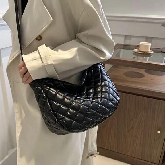 Chic Silvery Quilted Crossbody Bag Spacious & Lightweight with Adjustable Strap - Picture 6 of 12